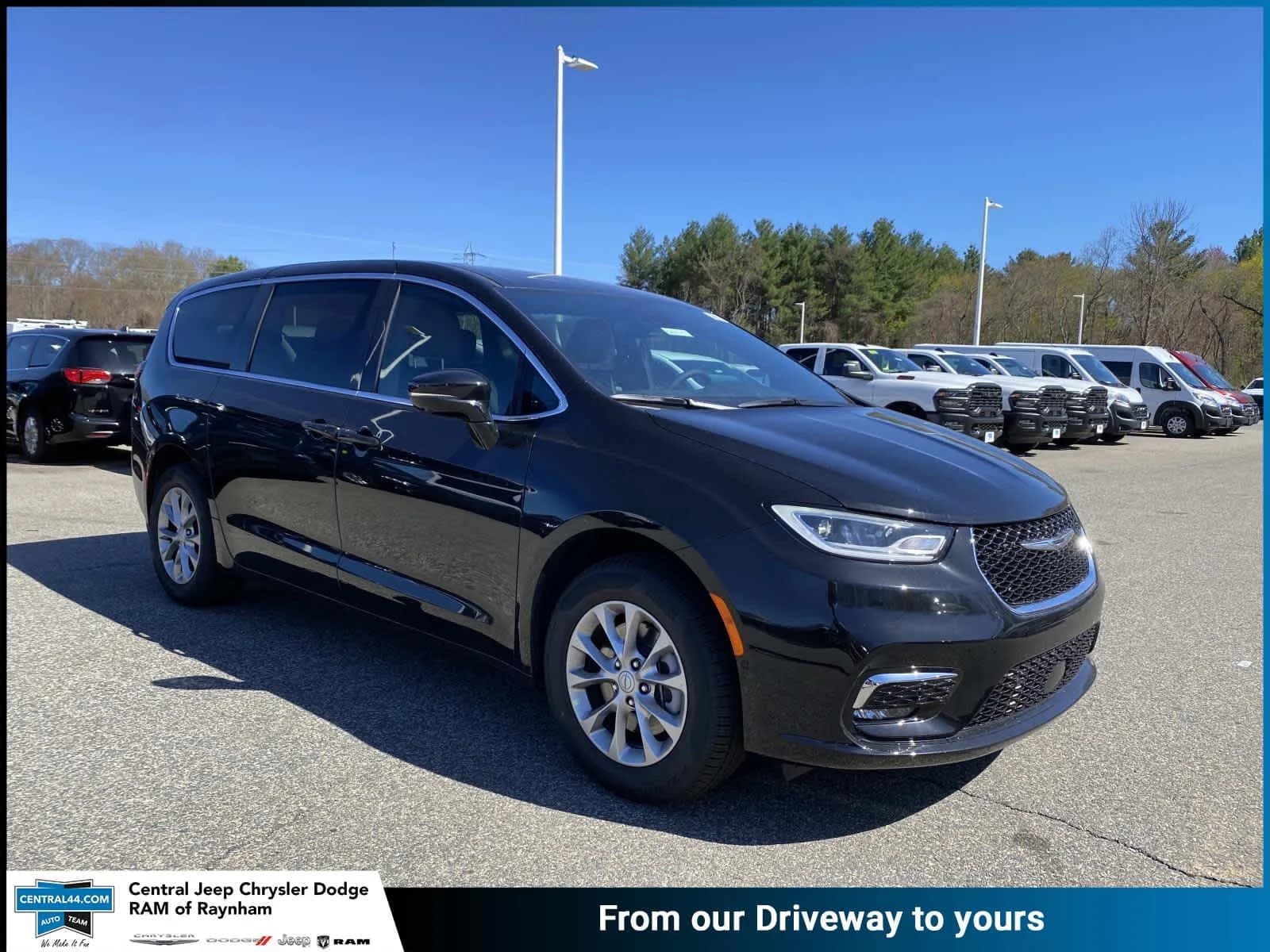2026 Chrysler Pacifica Select — photo 1 of 16