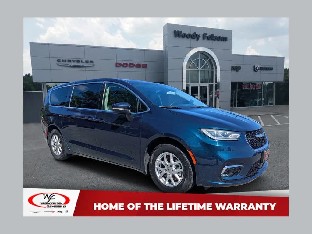 2023 Chrysler Pacifica Touring L — photo 1 of 32