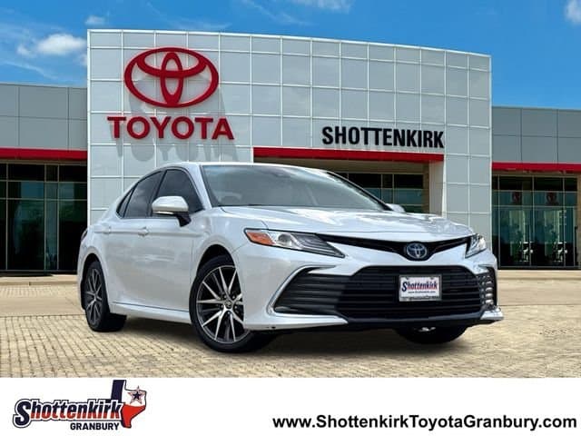 2022 Toyota Camry Hybrid XLE — photo 1 of 31