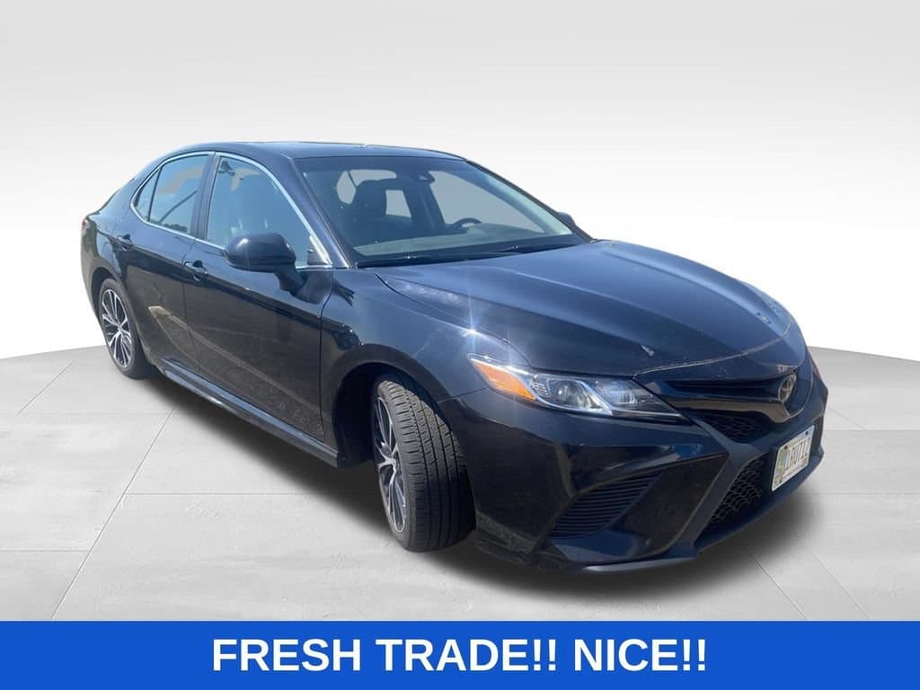 2019 Toyota Camry SE — photo 1 of 4