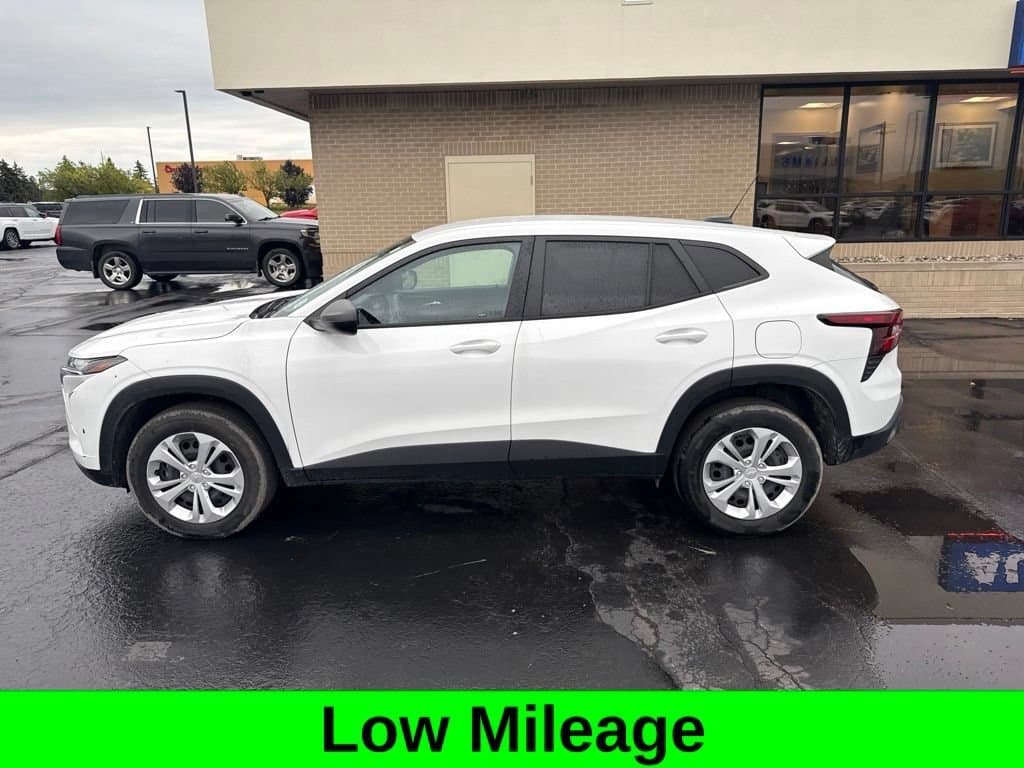 2024 Chevrolet Trax LS — photo 1 of 11