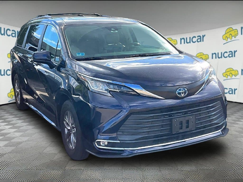2022 Toyota Sienna XLE — photo 1 of 3