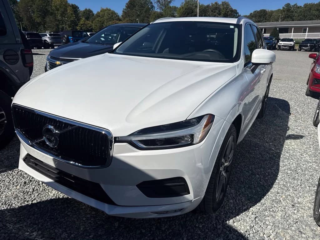 2021 Volvo XC60 Momentum — photo 1 of 5