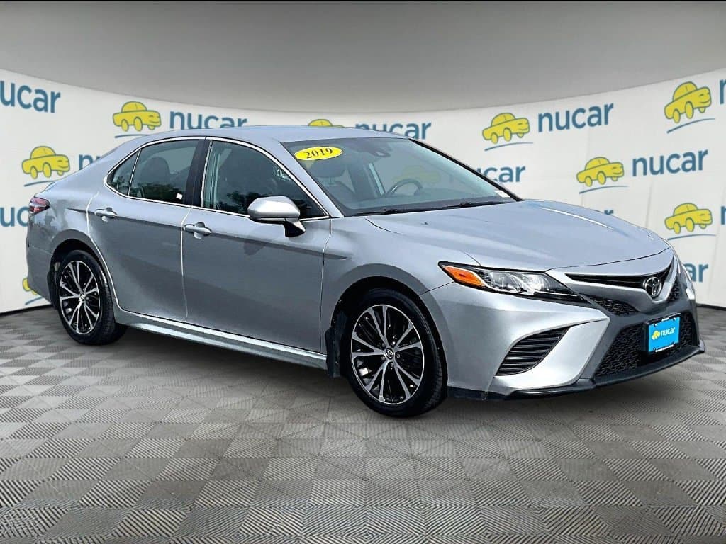 2019 Toyota Camry LE — photo 1 of 33