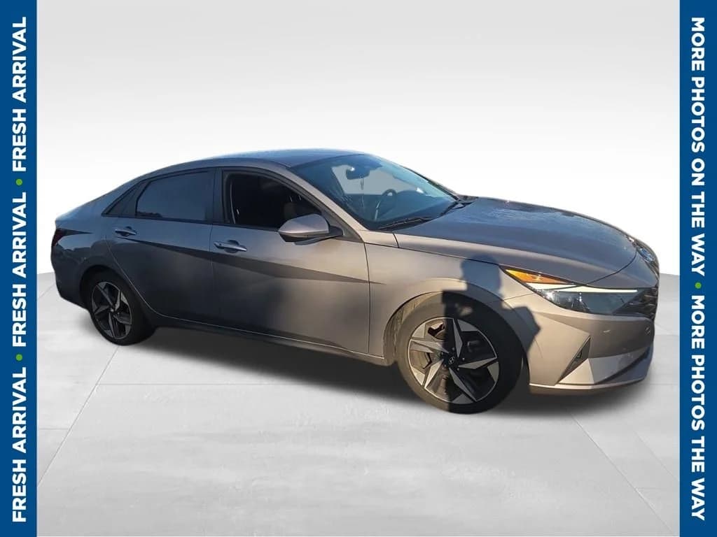 2023 Hyundai Elantra SEL — photo 1 of 9