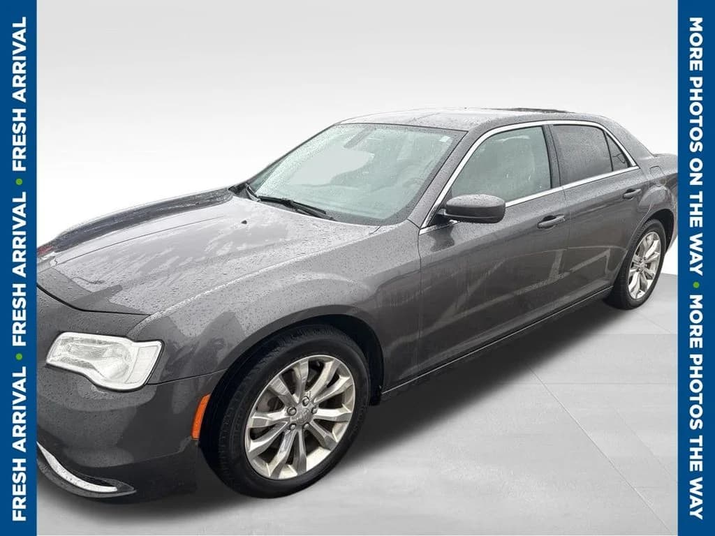 2017 Chrysler 300 Limited — photo 1 of 6