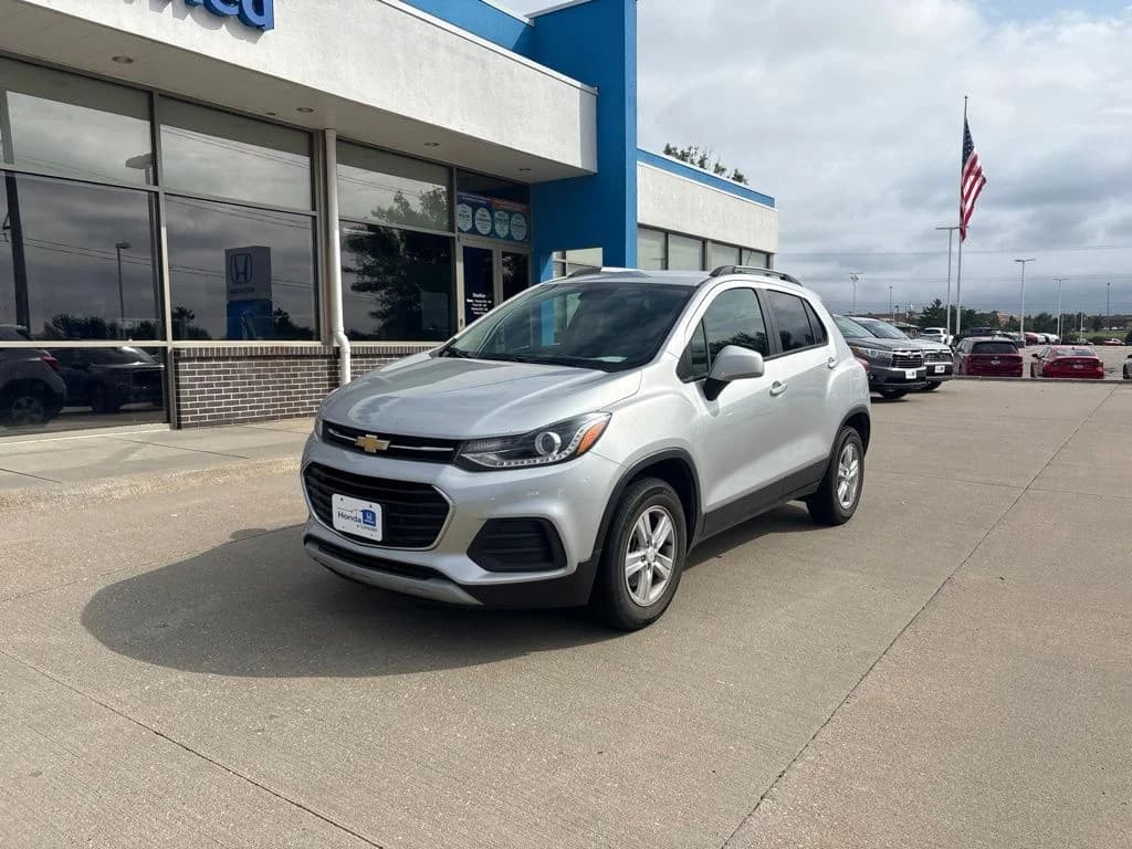 2022 Chevrolet Trax LT — photo 1 of 36