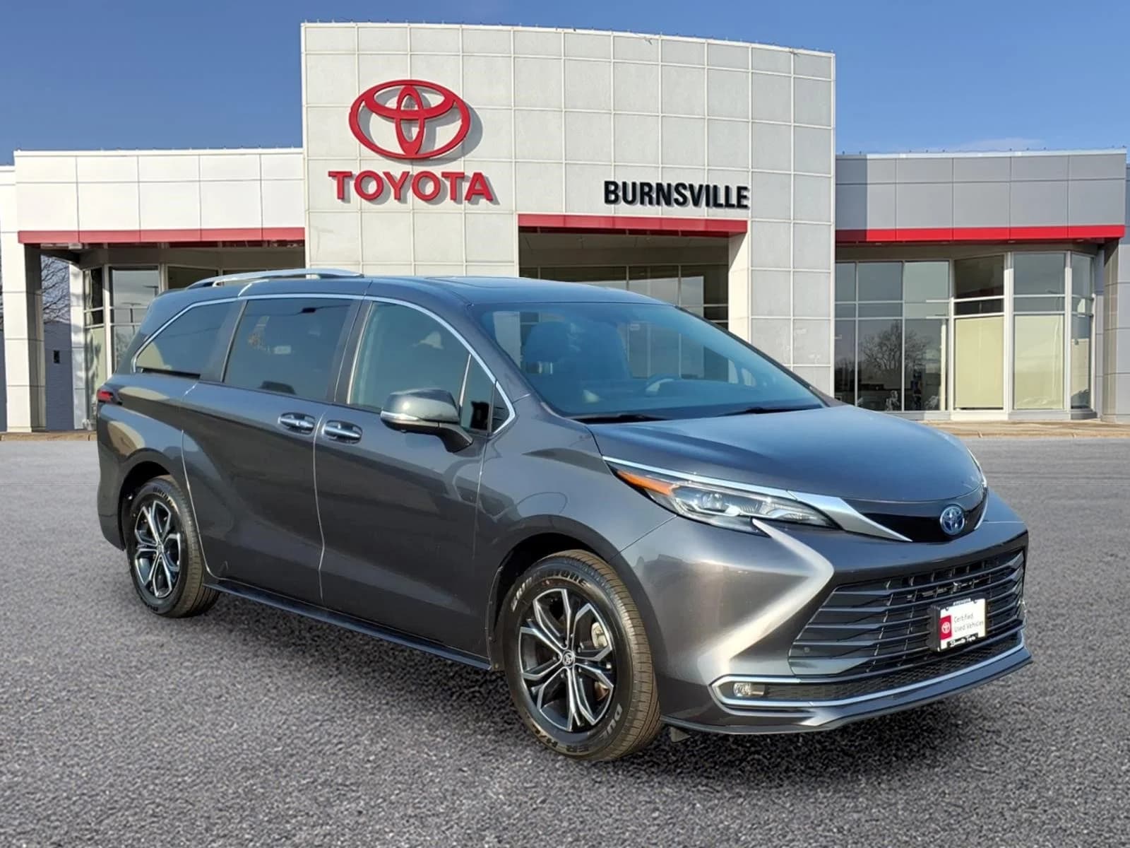 2025 Toyota Sienna Platinum — photo 1 of 20