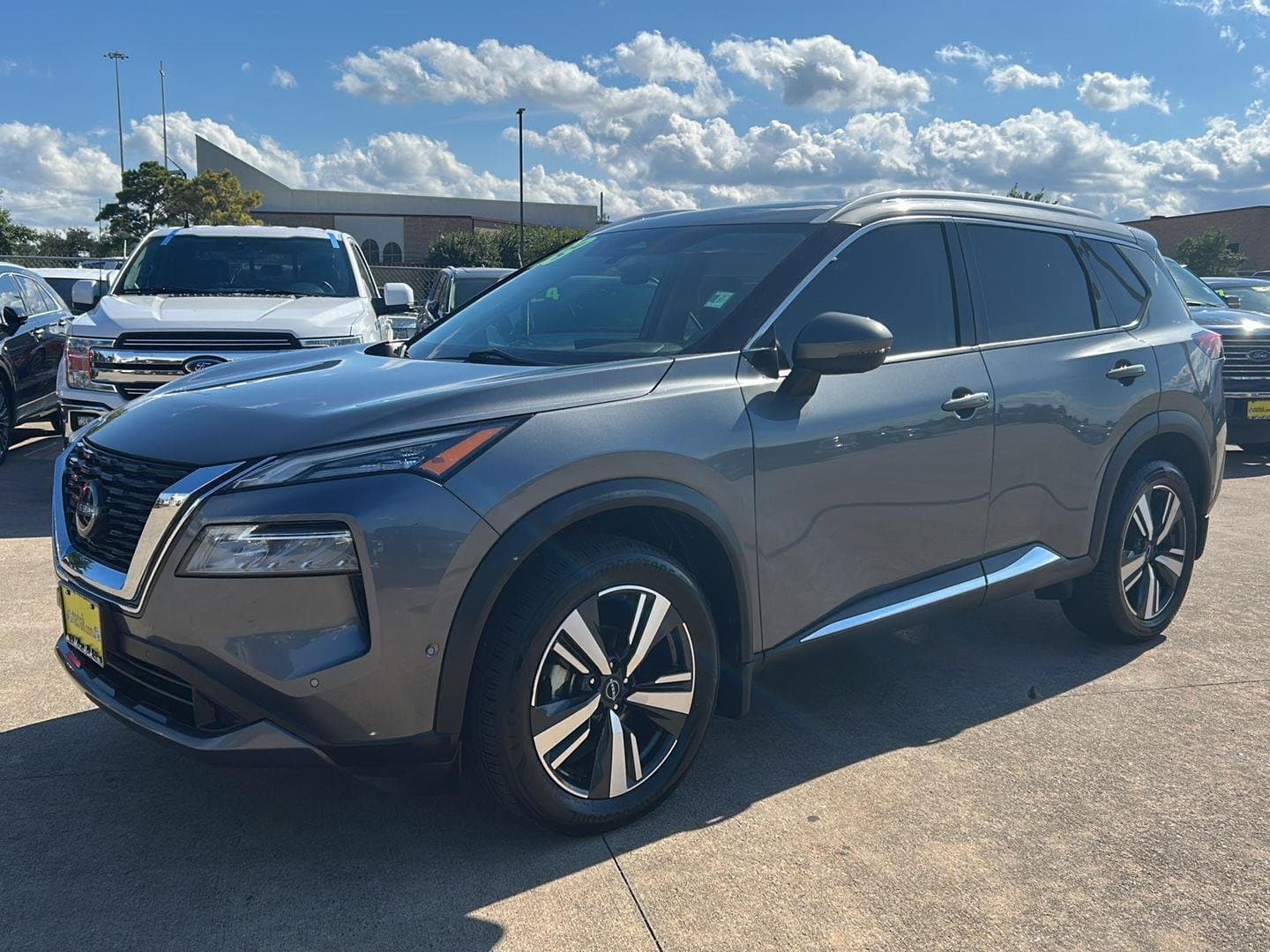 2023 Nissan Rogue SL — photo 1 of 37