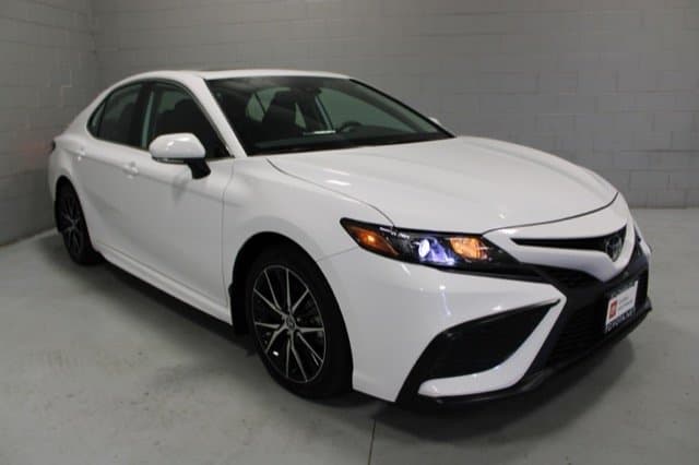 2024 Toyota Camry SE — photo 1 of 25