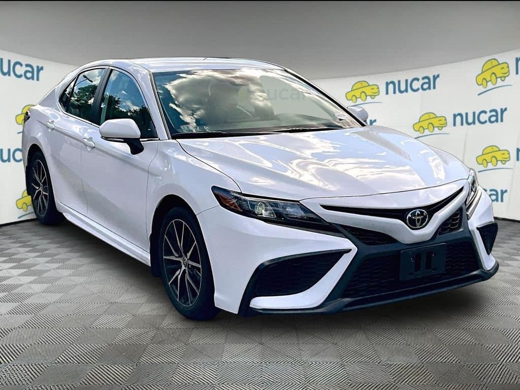 2024 Toyota Camry SE — photo 1 of 3