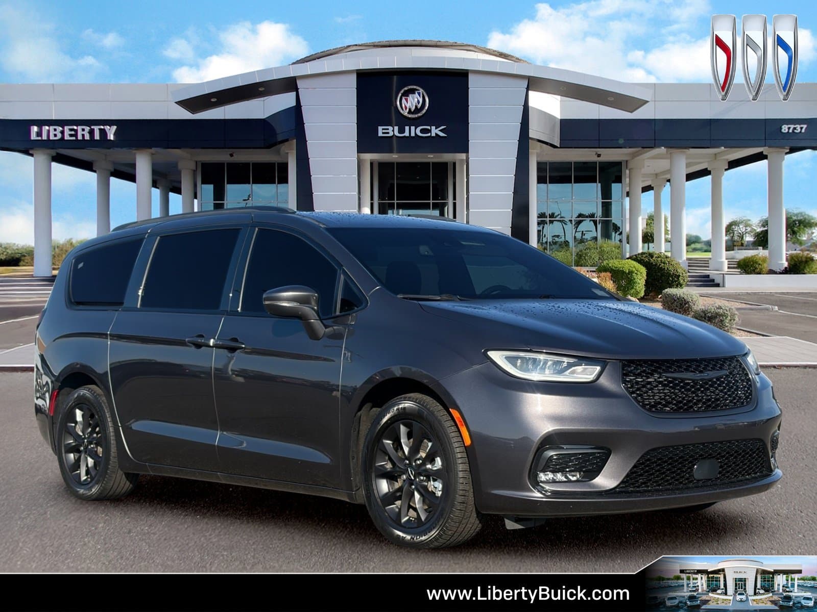 2021 Chrysler Pacifica Touring — photo 1 of 37