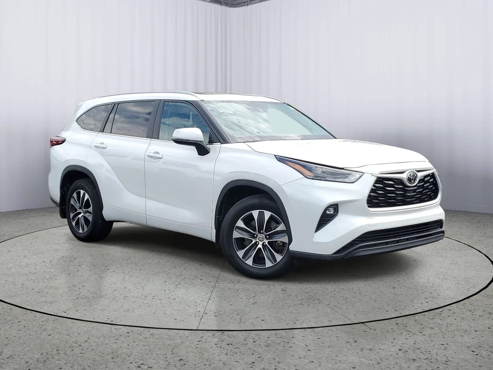 2024 Toyota Highlander XLE — photo 1 of 28