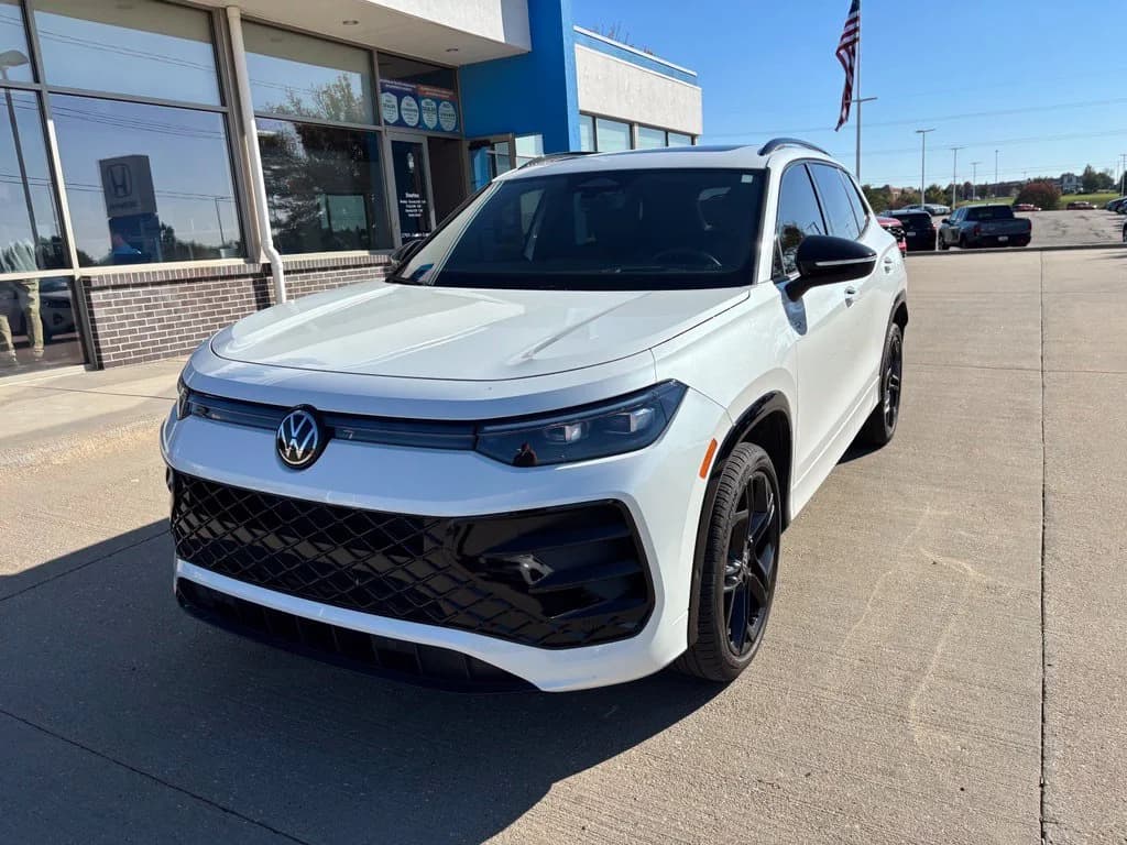 2025 Volkswagen Tiguan Base — photo 1 of 24