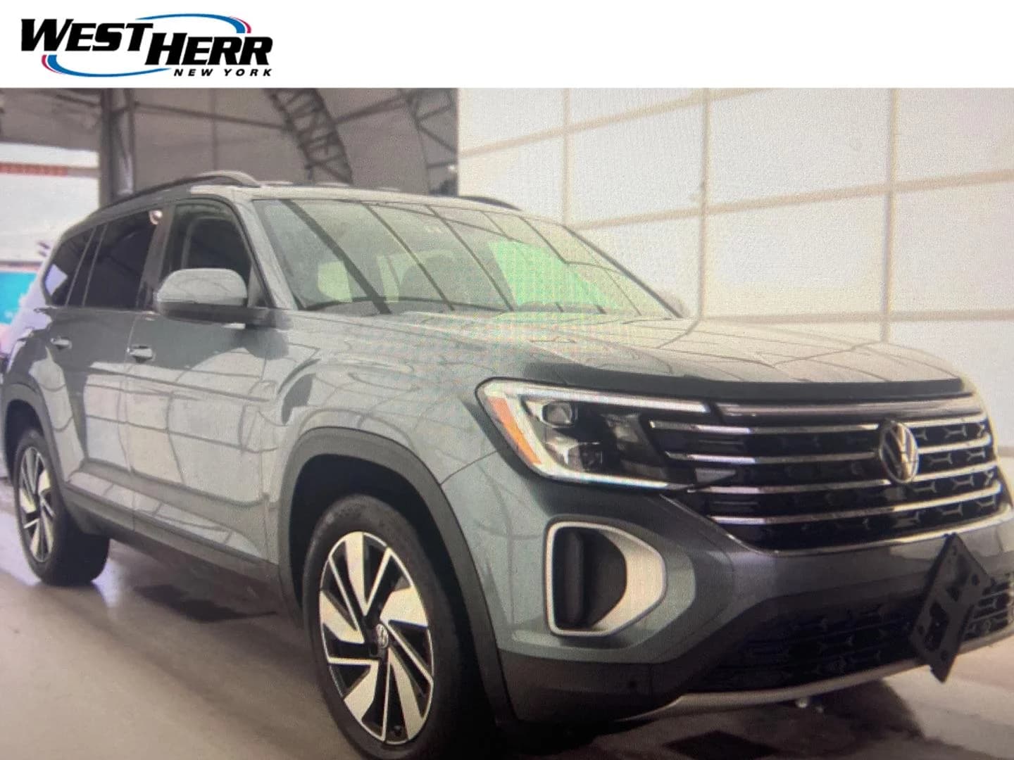 2025 Volkswagen Atlas 2.0T SE w/Technology — photo 1 of 8