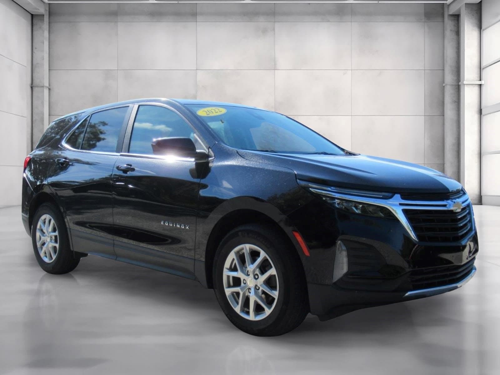 2022 Chevrolet Equinox LT — photo 1 of 32