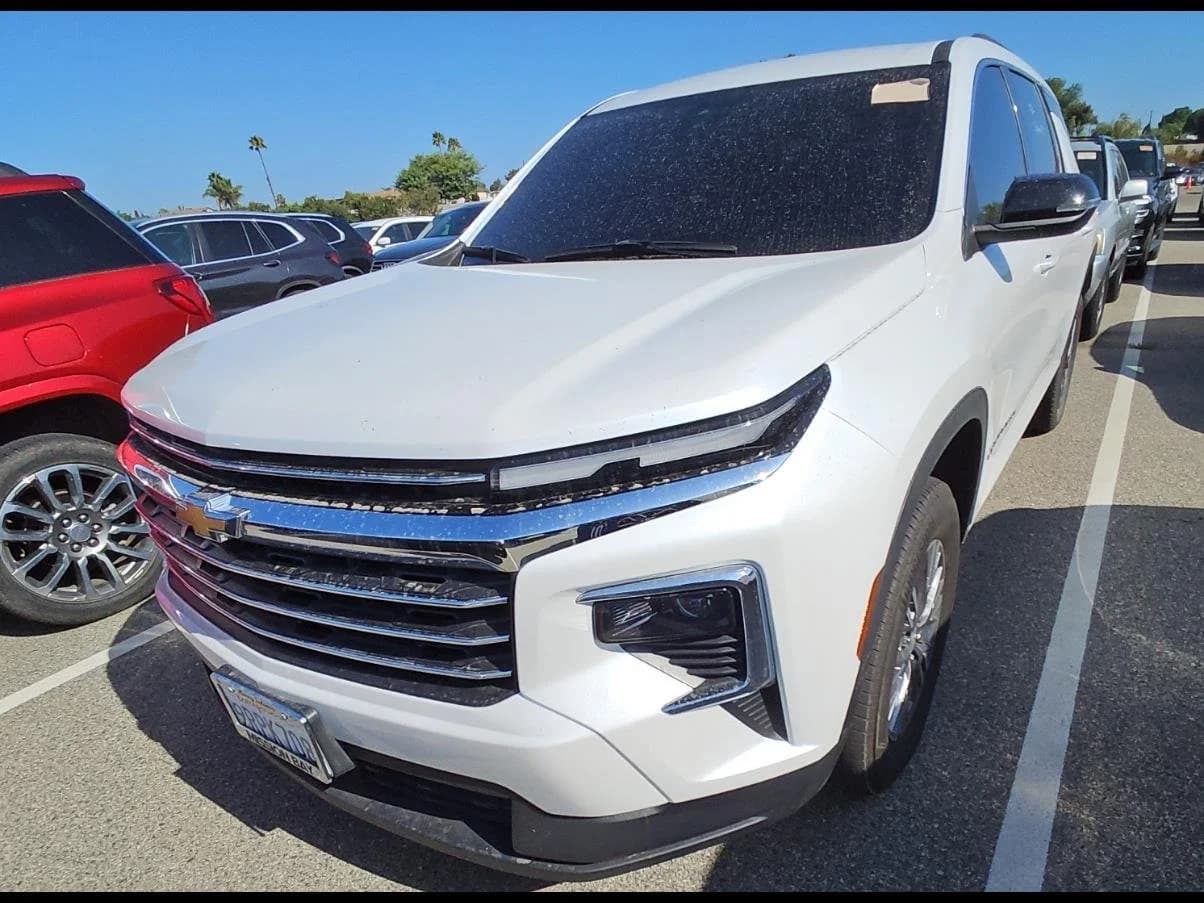 2025 Chevrolet Traverse FWD LT — photo 1 of 28