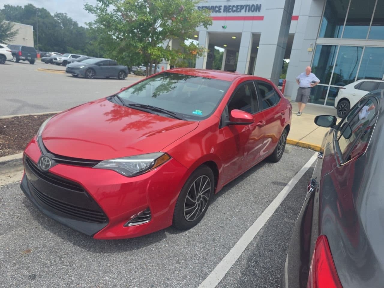 2019 Toyota Corolla LE — photo 1 of 4