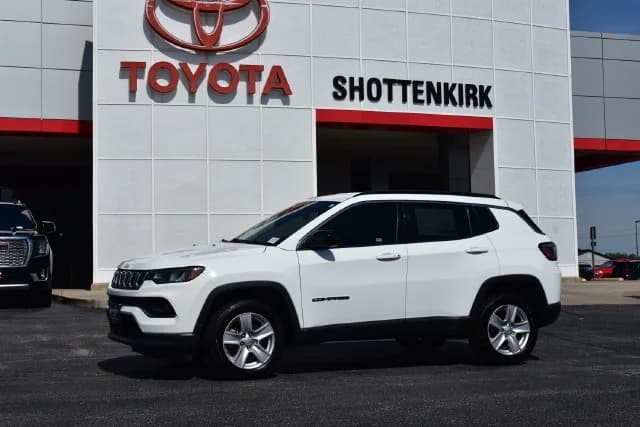 2022 Jeep Compass Latitude — photo 1 of 34