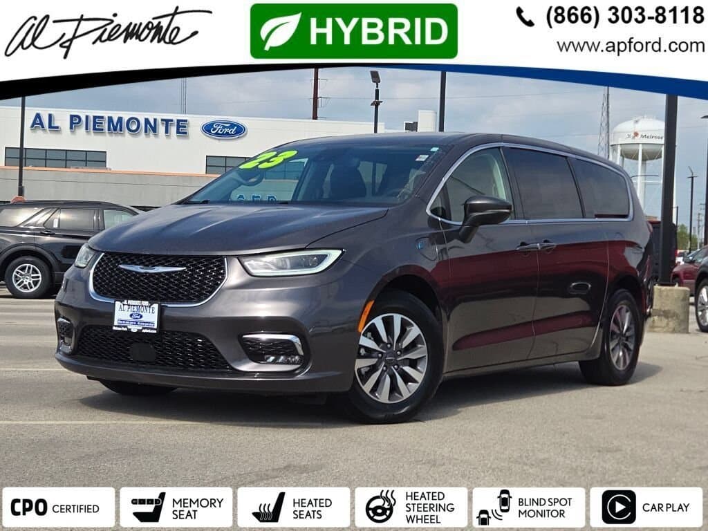 2023 Chrysler Pacifica Hybrid Touring L — photo 1 of 33