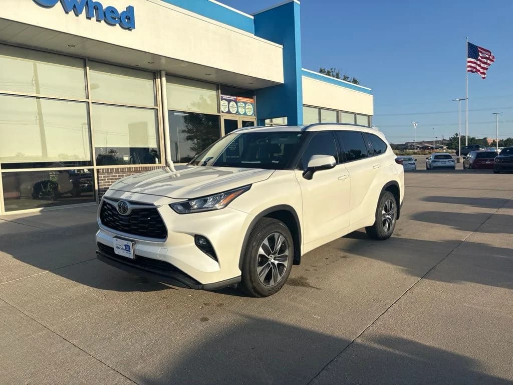 2020 Toyota Highlander XLE — photo 1 of 43