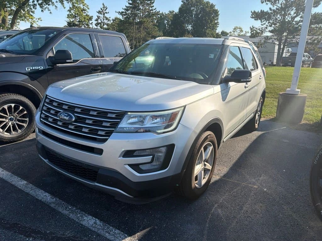 2017 Ford Explorer XLT — photo 1 of 37