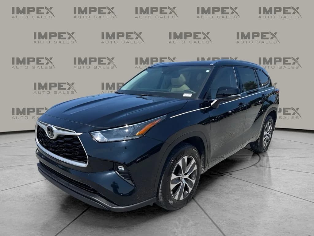 2021 Toyota Highlander XLE — photo 1 of 23