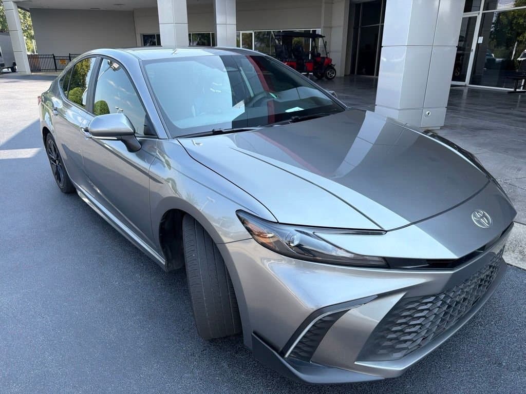 2025 Toyota Camry SE — photo 1 of 4