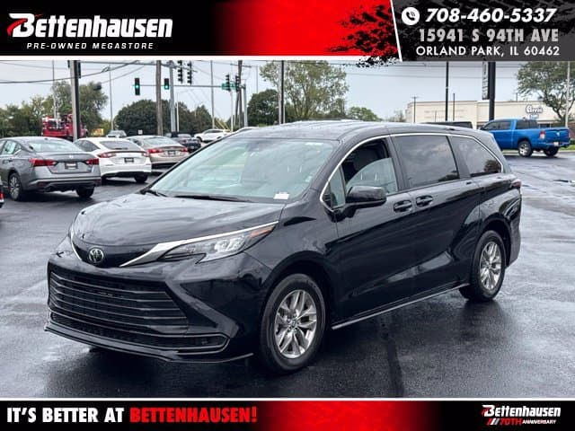2026 Toyota Sienna LE — photo 1 of 12