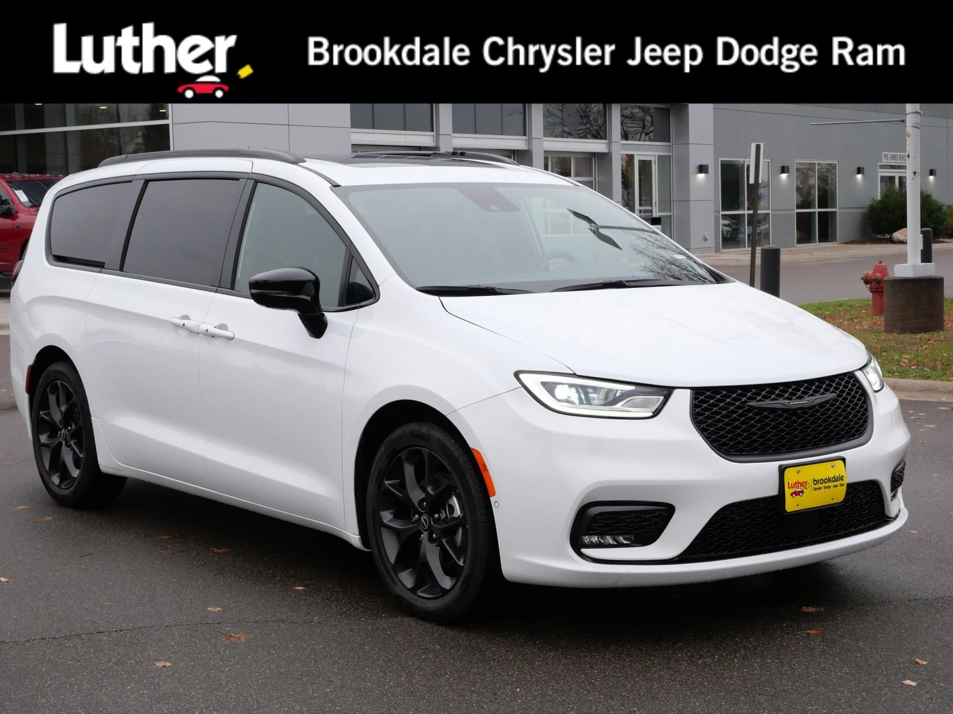 2026 Chrysler Pacifica Limited — photo 1 of 33
