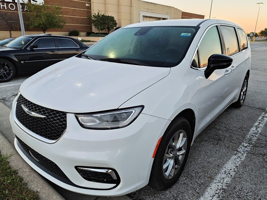 2024 Chrysler Pacifica Touring L — photo 1 of 13