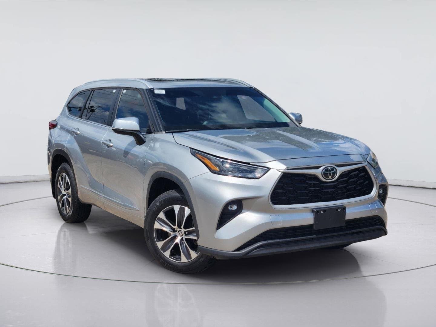 2023 Toyota Highlander XLE — photo 1 of 34