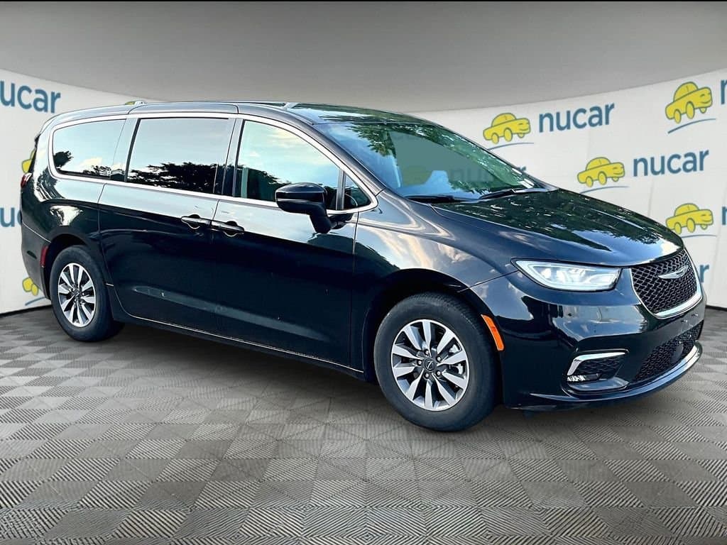 2023 Chrysler Pacifica Hybrid Touring L — photo 1 of 10