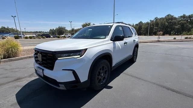 2023 Honda Pilot TrailSport — photo 1 of 34