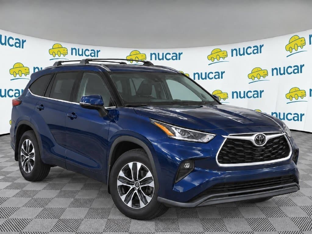 2022 Toyota Highlander XLE — photo 1 of 17