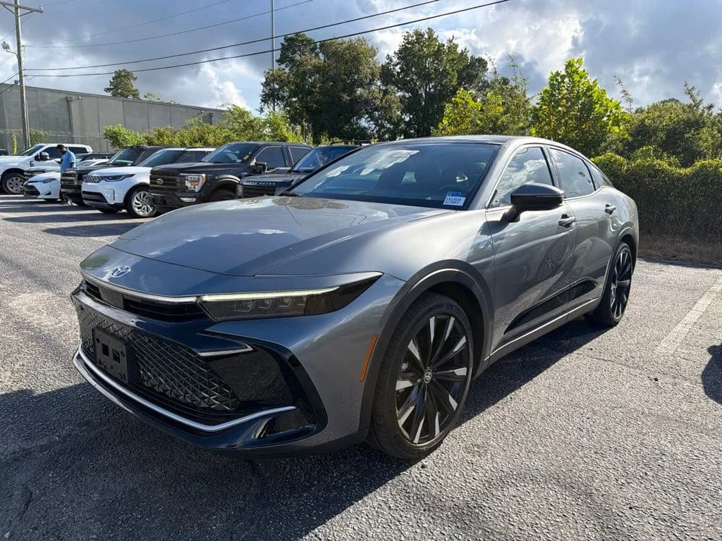 2025 Toyota Crown Platinum — photo 1 of 11