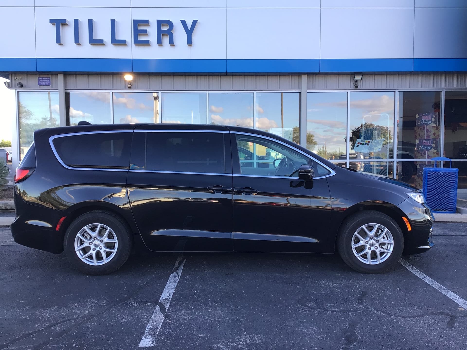 2024 Chrysler Pacifica Touring L — photo 1 of 23
