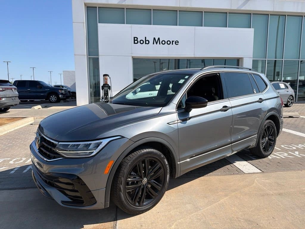 2022 Volkswagen Tiguan 2.0T SE R-Line Black — photo 1 of 11