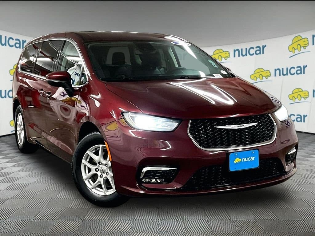 2023 Chrysler Pacifica Touring L — photo 1 of 34