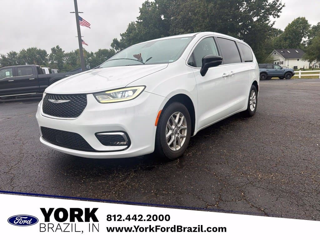 2024 Chrysler Pacifica Touring L — photo 1 of 31