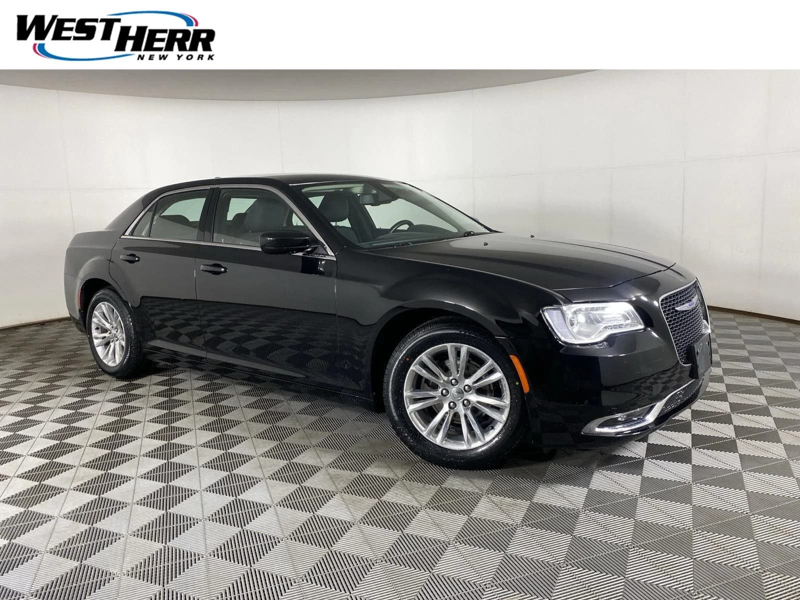 2019 Chrysler 300 Touring — photo 1 of 26