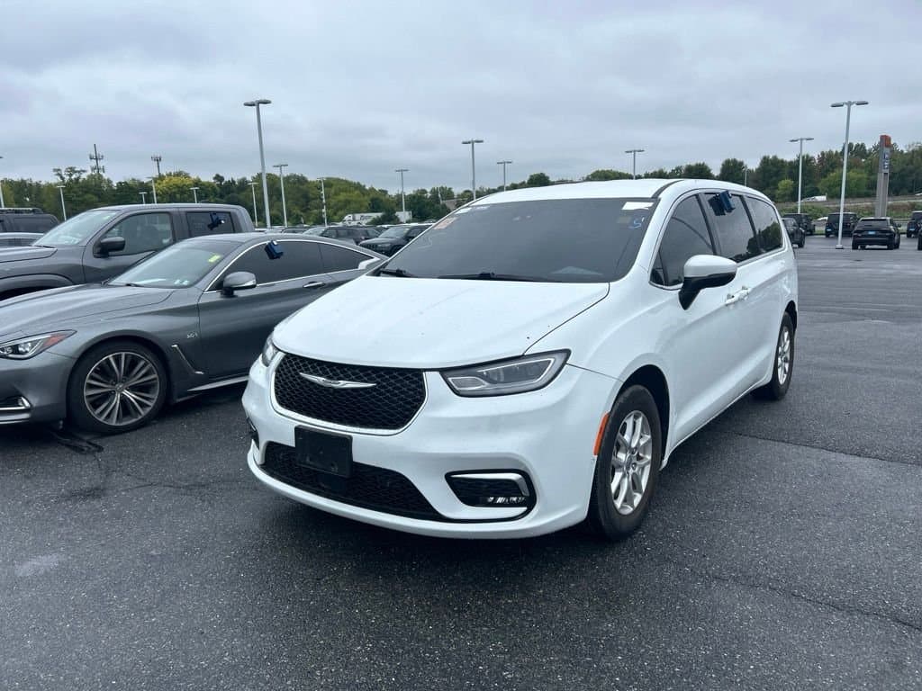 2023 Chrysler Pacifica Touring L — photo 1 of 15