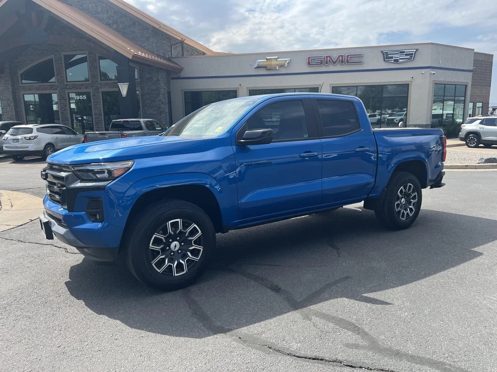 2023 Chevrolet Colorado Z71 — photo 1 of 32