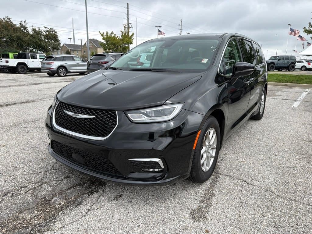 2024 Chrysler Pacifica Touring L — photo 1 of 35
