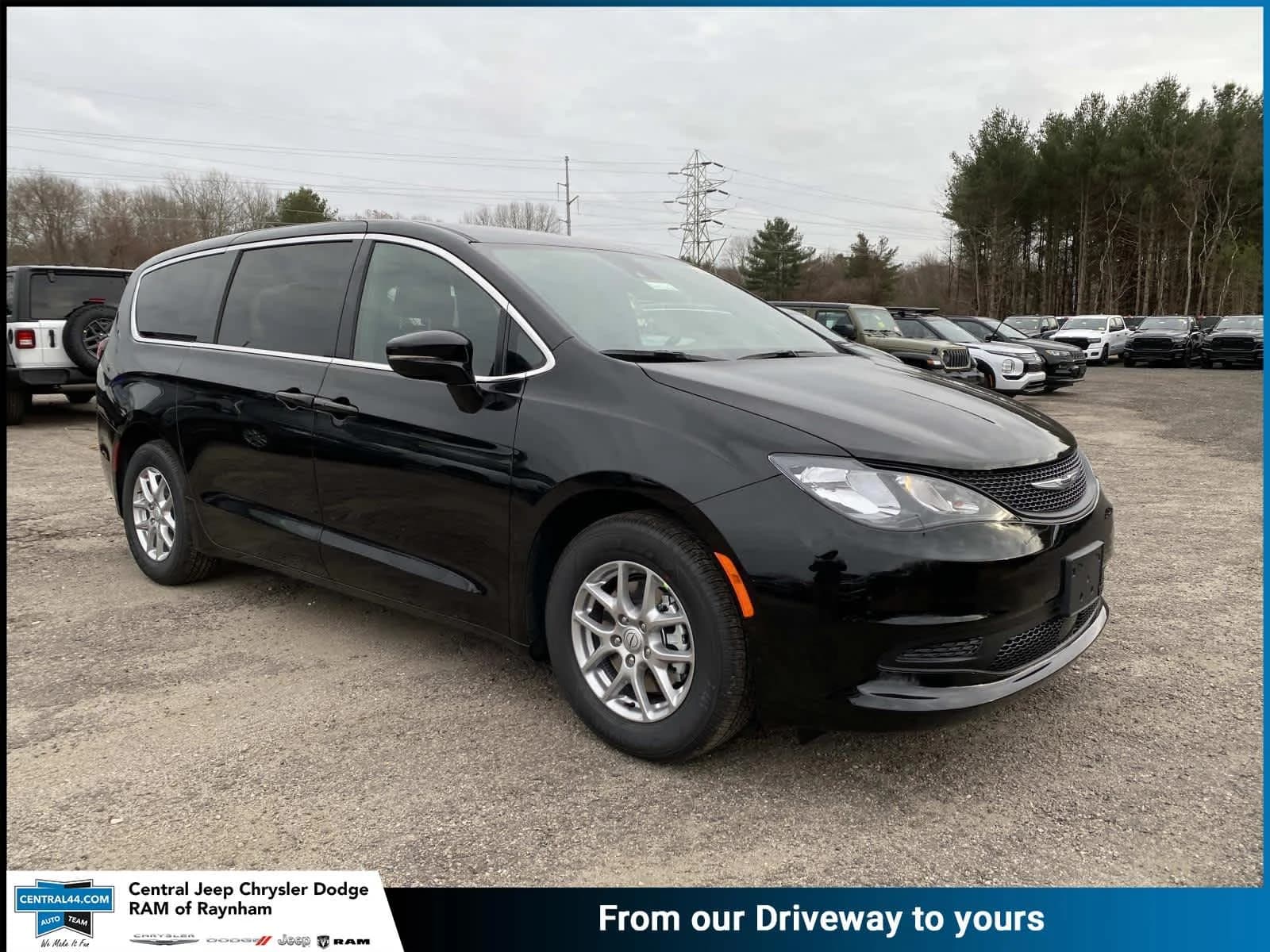 2026 Chrysler Voyager LX — photo 1 of 15