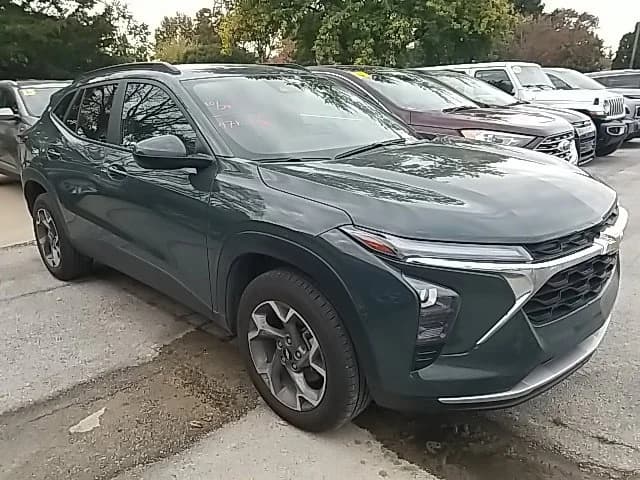 2025 Chevrolet Trax LT — photo 1 of 33