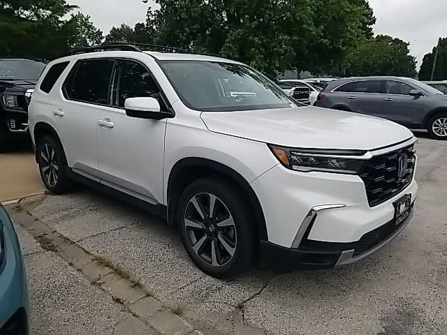 2025 Honda Pilot Touring — photo 1 of 29