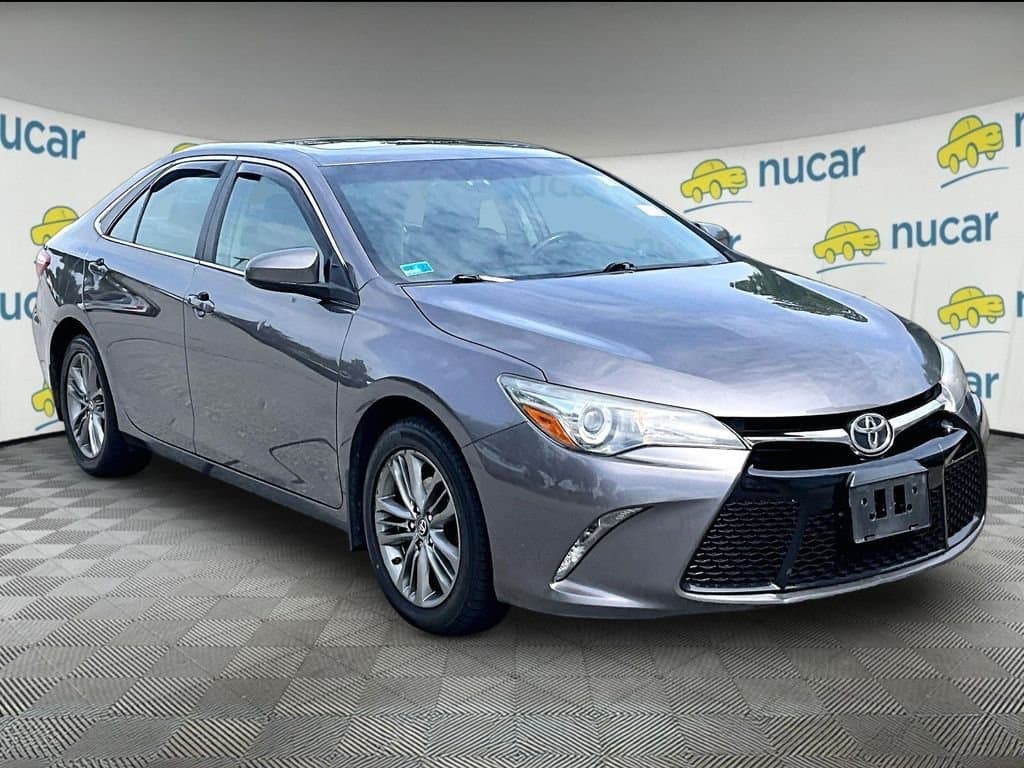 2016 Toyota Camry SE — photo 1 of 3