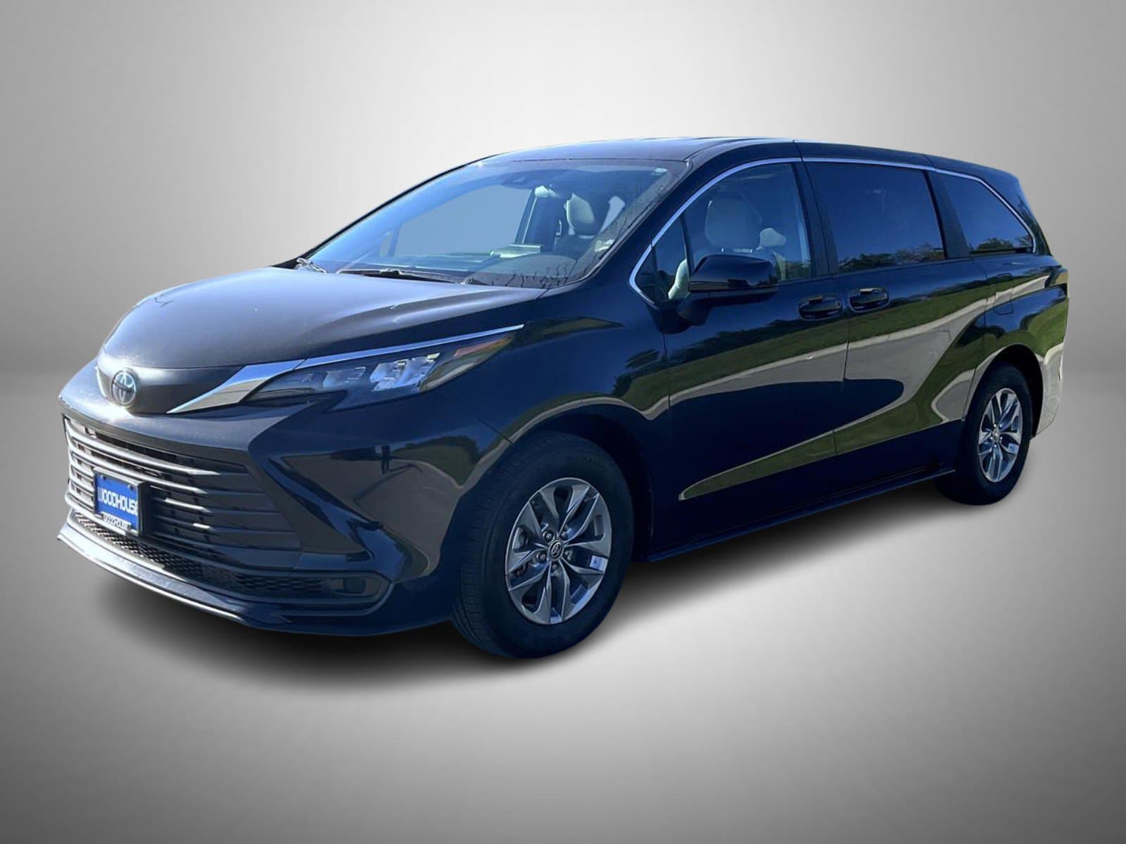 2025 Toyota Sienna LE — photo 1 of 27