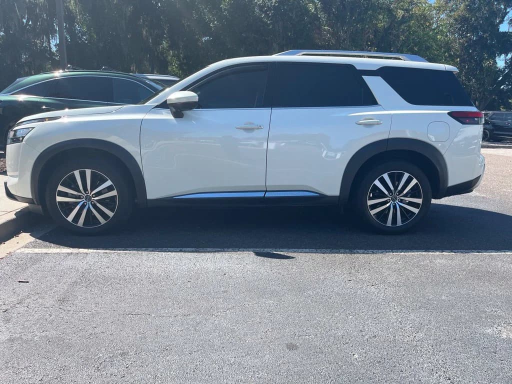 2023 Nissan Pathfinder Platinum — photo 1 of 9